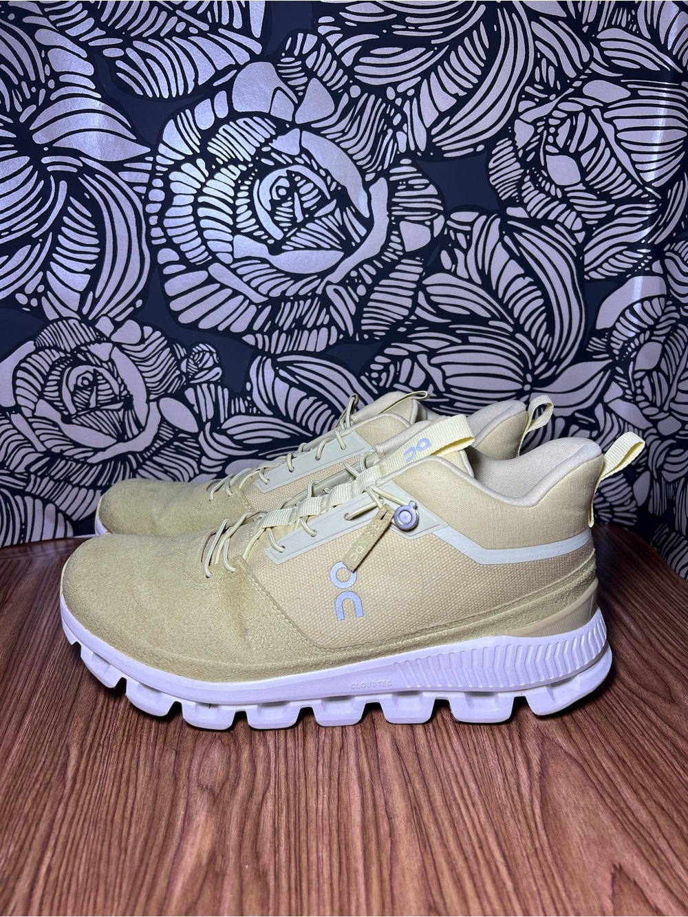 ON Women's Cloud Hi Running Sneaker Shoe Endive size 10